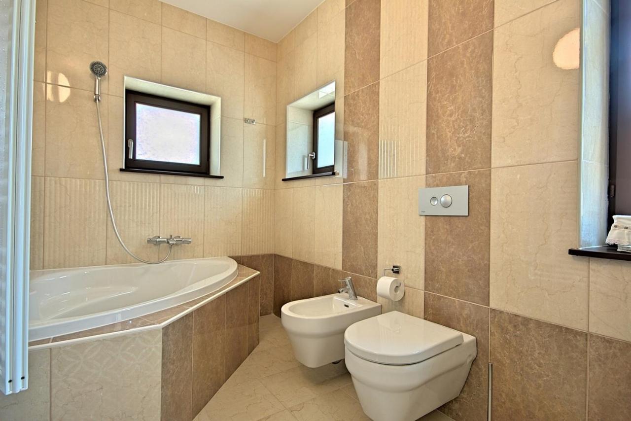 Ližnjan Stone Villa Zahara מראה חיצוני תמונה